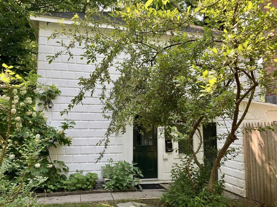 33 Mill St in Rhinebeck, NY - Building Photo
