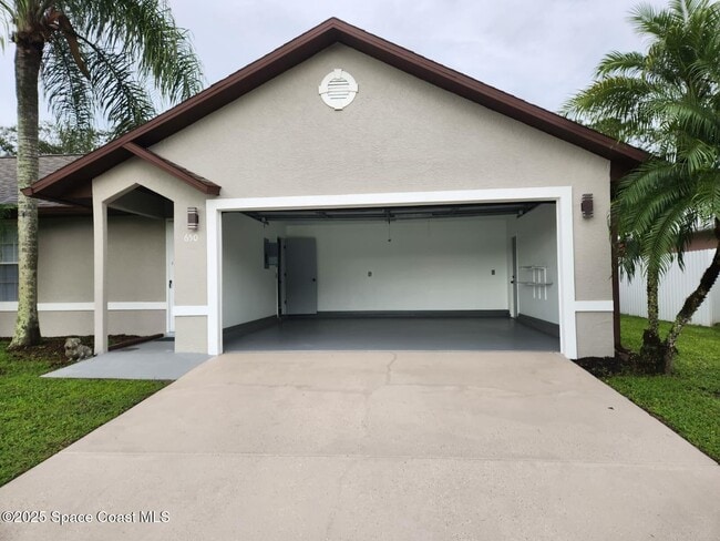 650 Koutnik Rd SE in Palm Bay, FL - Foto de edificio - Building Photo