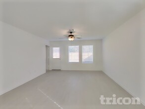 1718 Serenity Moon Dr in Crosby, TX - Foto de edificio - Building Photo