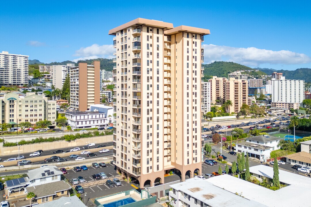 Coronet Apartments in Honolulu, HI - Building Photo