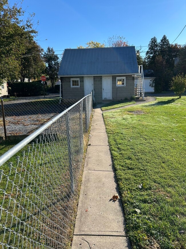 19 N Market St in Muncy, PA - Foto de edificio - Building Photo