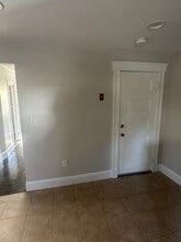 22 Central St, Unit A in Woburn, MA - Foto de edificio - Building Photo