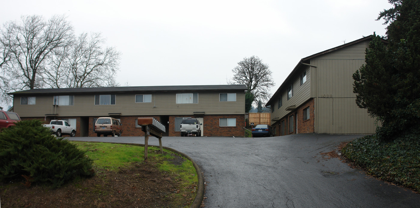 1011-1023 SE Cobb St in Roseburg, OR - Building Photo