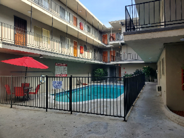 Vanowen Villas in Van Nuys, CA - Foto de edificio