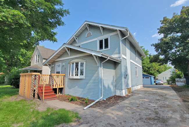 1221 6th St in Brookings, SD - Foto de edificio - Building Photo