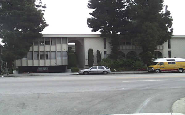 5760 Whitsett Ave in Valley Village, CA - Building Photo