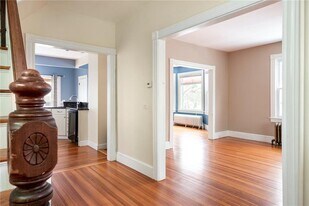 5 Cummings Rd in Newport, RI - Building Photo