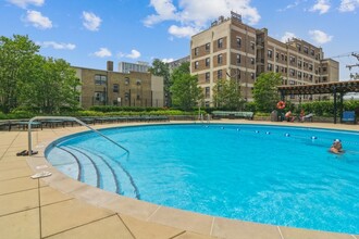 3930 N Pine Grove Ave, Unit 815 in Chicago, IL - Building Photo - Building Photo