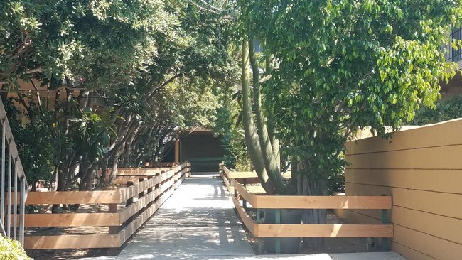 4075 Oakwood Ave in Los Angeles, CA - Building Photo - Building Photo