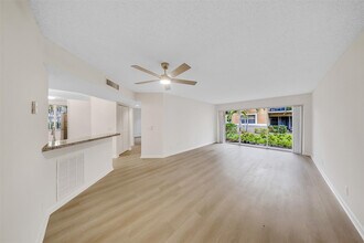 8977 Wiles Rd in Coral Springs, FL - Building Photo - Building Photo