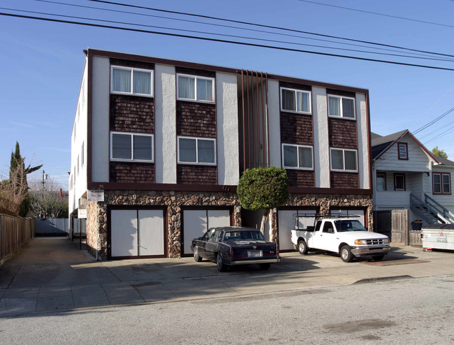 741 Masson Ave in San Bruno, CA - Foto de edificio - Building Photo