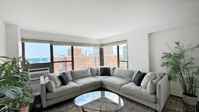 2930 N Sheridan Rd, Unit 2012 in Chicago, IL - Foto de edificio - Building Photo