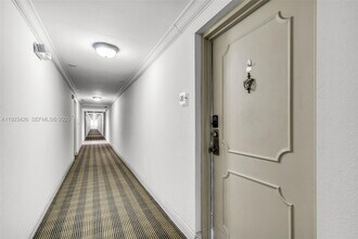 255 Galen Dr in Key Biscayne, FL - Foto de edificio - Building Photo