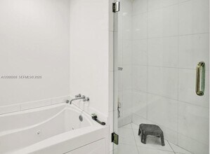 500 Brickell Ave, Unit 3008 in Miami, FL - Foto de edificio - Building Photo