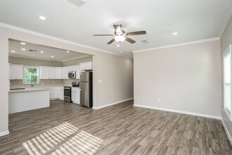 9330 Crestview Dr in Houston, TX - Building Photo - Building Photo