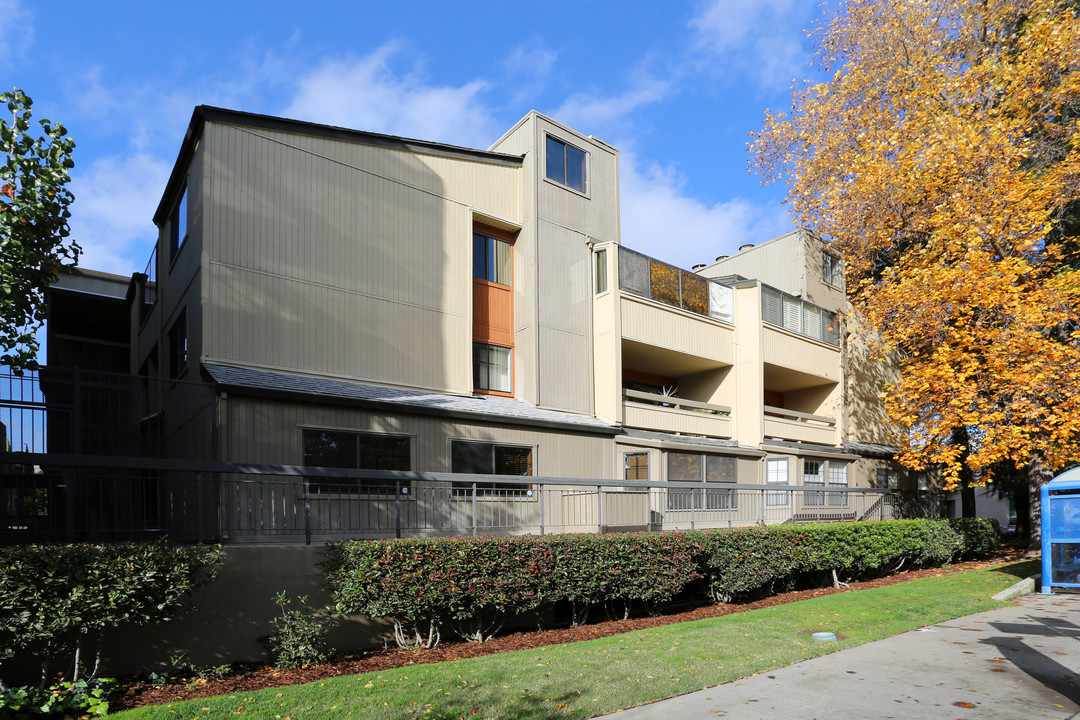 Sutter Place Condominiums in Sacramento, CA - Building Photo