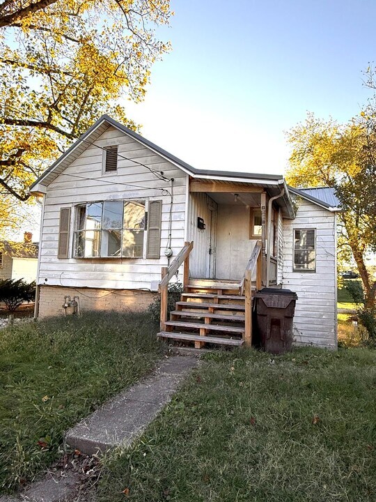 909 4th St in Marietta, OH - Building Photo