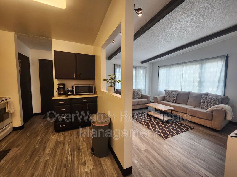 3105 W 33rd Ave in Anchorage, AK - Building Photo