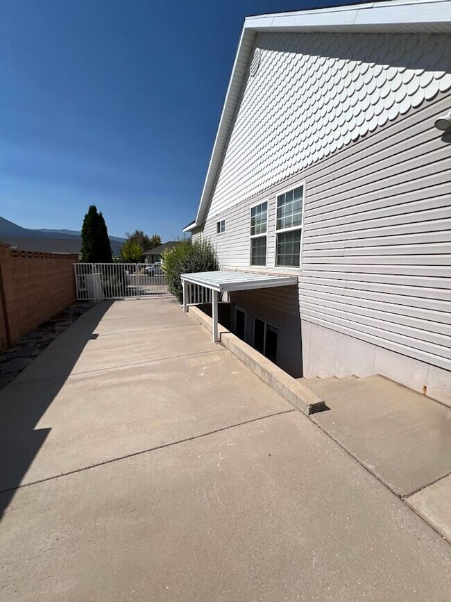 1802 W 700 S-Unit -UNIT B - RM 2 in Cedar City, UT - Building Photo - Building Photo