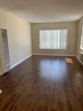 223 E Burbank Blvd, Unit 201 in Burbank, CA - Building Photo - Building Photo