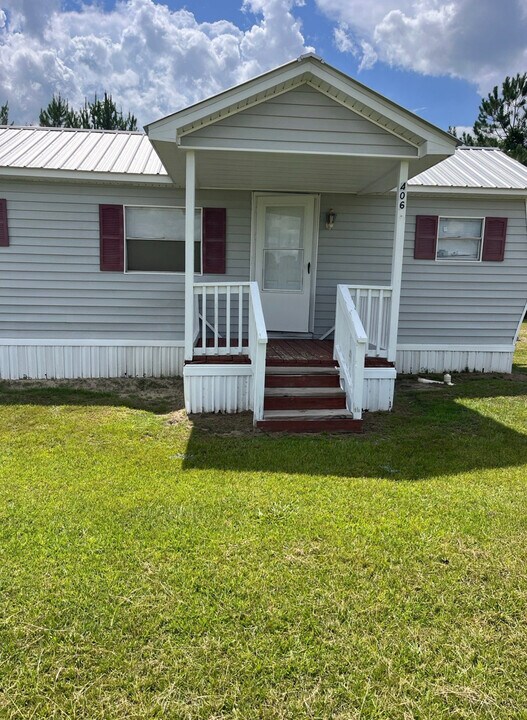 406 Spine Dr in Galivants Ferry, SC - Building Photo