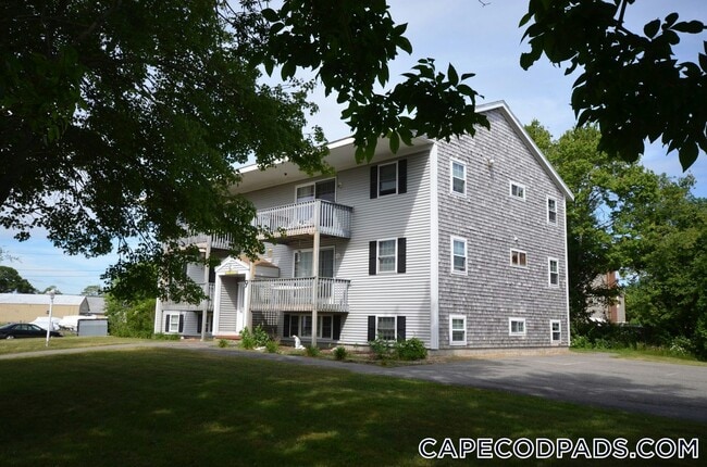 21 Thomas Ave, Unit 6 in Bourne, MA - Foto de edificio - Building Photo