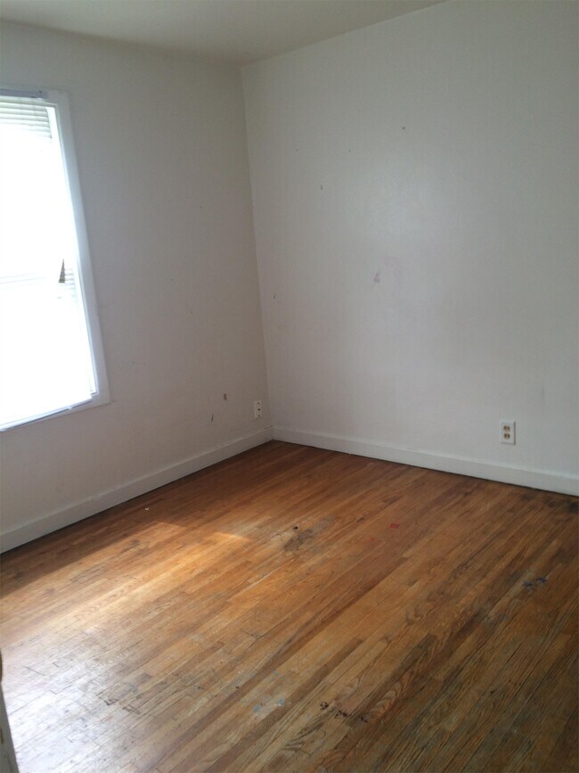 1235 W Mullan Ave in Waterloo, IA - Building Photo - Building Photo