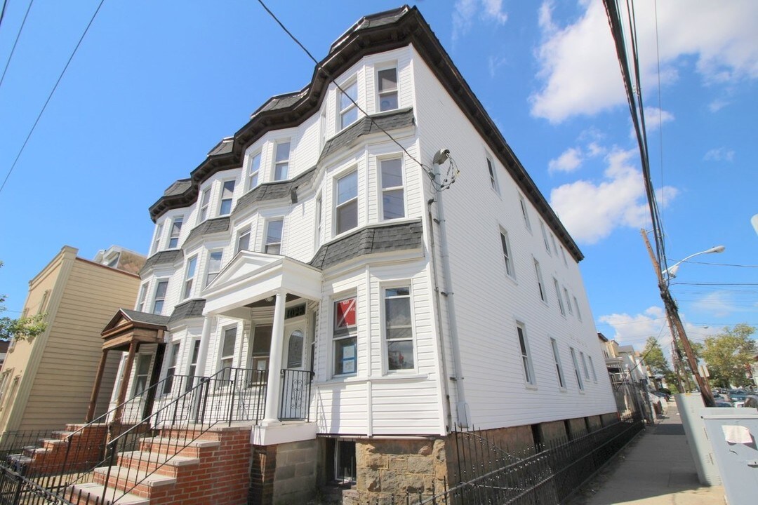 1023 SUMMIT Ave in Jersey City, NJ - Foto de edificio