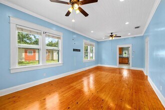2402 E 10th Ave in Tampa, FL - Foto de edificio - Building Photo