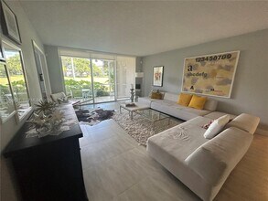 4017 N Cypress Dr in Pompano Beach, FL - Building Photo - Building Photo