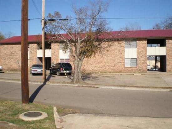 800 W Washington St in Clarksville, TX - Building Photo