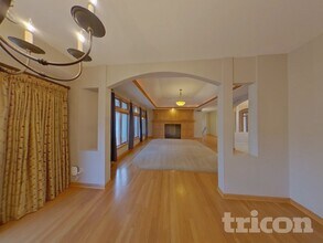 1202 Adrian Dr in Chaska, MN - Foto de edificio - Building Photo