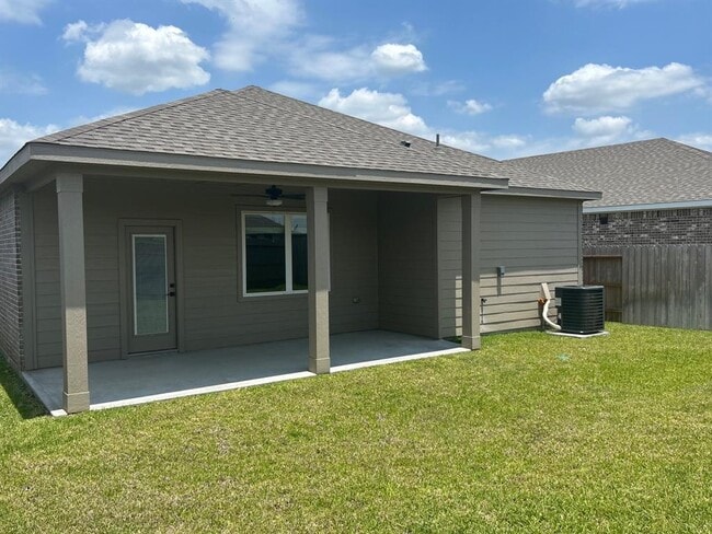 1022 Whispering Winds Dr in Beasley, TX - Building Photo - Building Photo