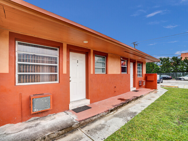 1050 W 28th St in Hialeah, FL - Building Photo - Building Photo