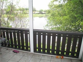 3710 Inverrary Dr in Lauderhill, FL - Foto de edificio - Building Photo