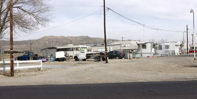 1051 Irwin Rd in Barstow, CA - Foto de edificio - Building Photo