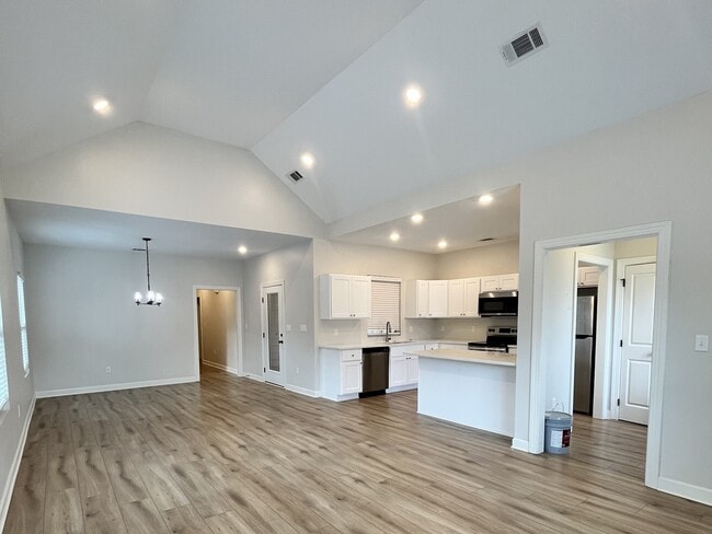 239 Cedar St in Jackson, TN - Foto de edificio - Building Photo