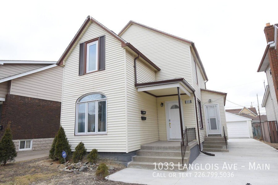 1033 Langlois Ave in Windsor, ON - Building Photo