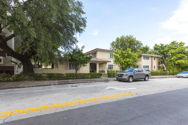 406-414 Valencia Ave in Coral Gables, FL - Foto de edificio - Building Photo