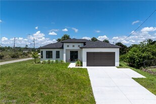 2601 Karen Cir in Lehigh Acres, FL - Building Photo
