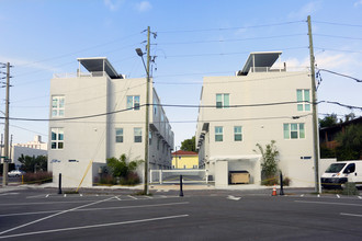 Skye333 Townhomes in St. Petersburg, FL - Building Photo - Building Photo