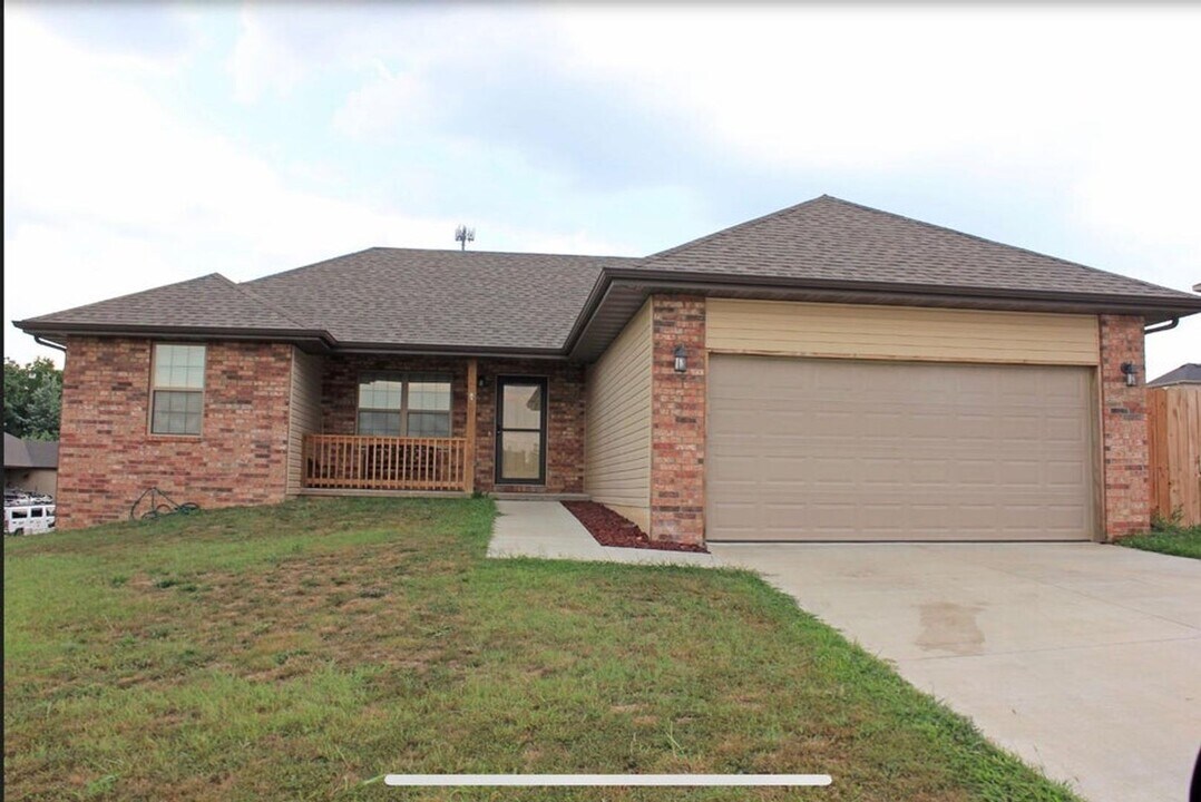 2848 W Setting Sun Dr in Springfield, MO - Building Photo