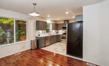 1018 NE Mariners Loop in Portland, OR - Building Photo - Building Photo