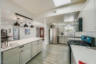555 Canosa Ave in Las Vegas, NV - Building Photo - Building Photo