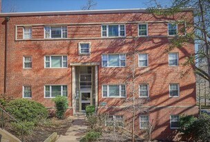 1322 Fort Myer Dr in Arlington, VA - Building Photo