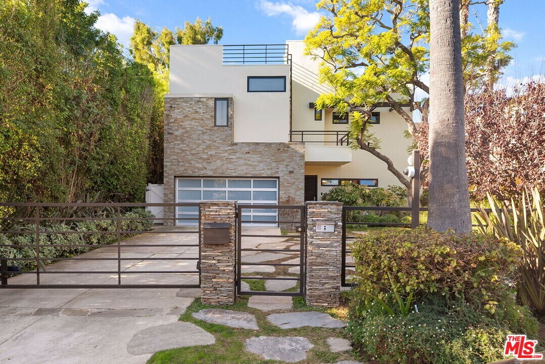 215 S Anita Ave in Los Angeles, CA - Building Photo