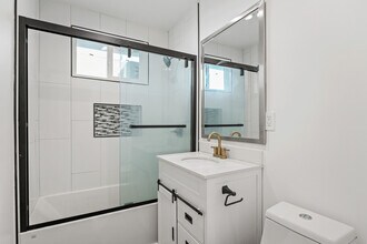 1352 W 36th St, Unit 1 in Los Angeles, CA - Foto de edificio - Building Photo