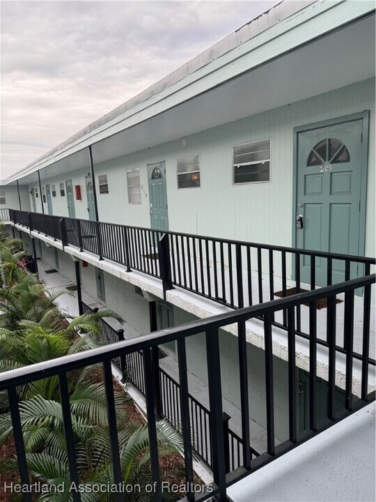 209 Golf Villas Ct NW in Lake Placid, FL - Building Photo