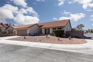 121 Hanover Dr in Henderson, NV - Building Photo
