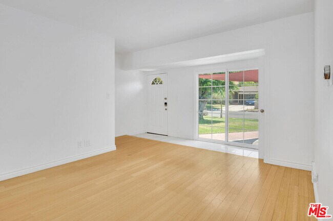 8333 Glencrest Dr in Los Angeles, CA - Building Photo - Building Photo